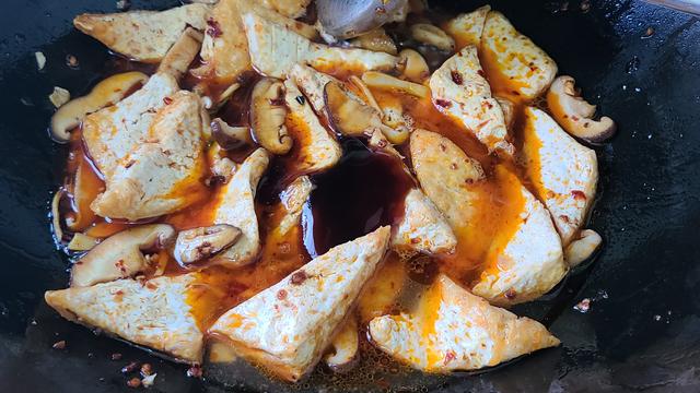 香菇烧豆腐，好吃又下饭的一道家常菜，做法跟材料很简单