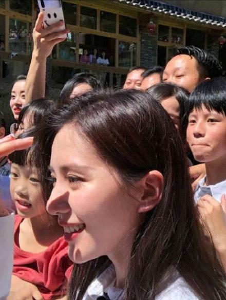 刘诗诗心连心公益活动录制路透图，少女满满，状态也太可了