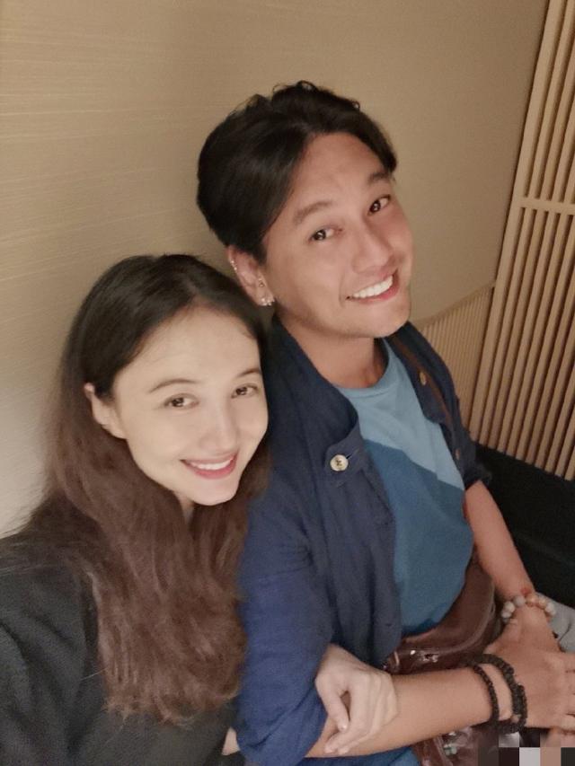 朱孝天与美娇妻共度二人世界，结婚四年甜如初恋，一帅一美配一脸