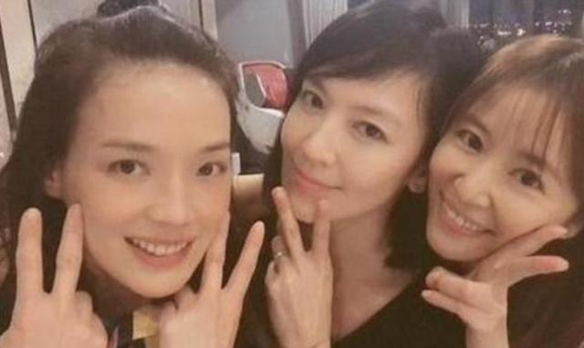 林心如舒淇姐妹同框，年龄相差不大，一个似少女一个被嘲笑是阿姨