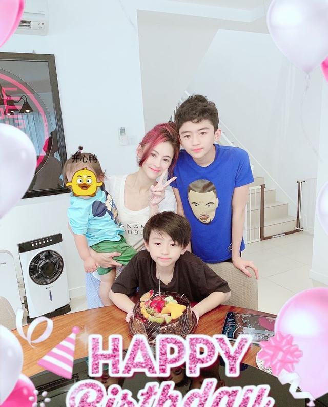张柏芝为二儿子庆生，一头粉发太少女，三个儿子陪在身边太幸福