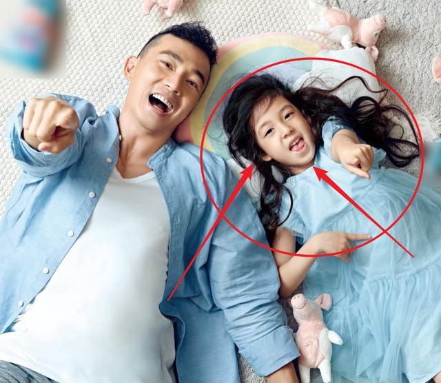 小泡芙"开挂式"成长，长发飘飘变身小仙女，和爸爸合影甜蜜满分