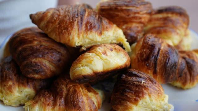 孙莉炫耀多多做牛角包被全家抢光，多多神仙颜值出镜，越来越美了