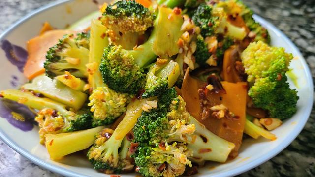 花菜最简单的做法，学会这个家常做法，开胃下饭，天热要多吃