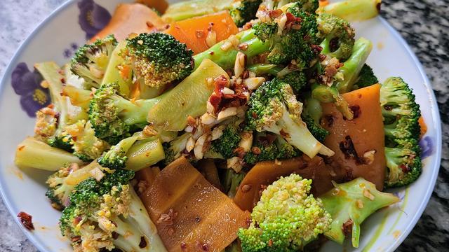 花菜最简单的做法，学会这个家常做法，开胃下饭，天热要多吃