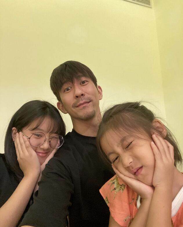修杰楷父亲节与仨女儿合照，咘咘波妞骑他肩膀撒娇，梧桐妹秒赞