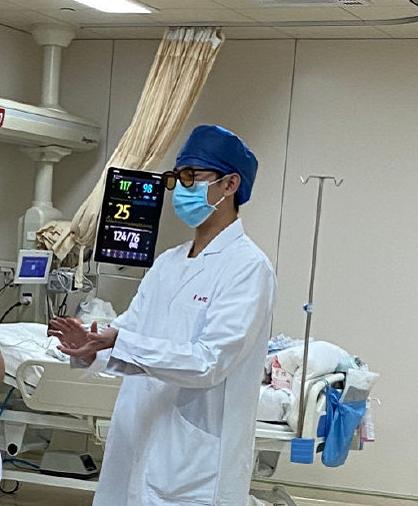 杨洋出演抗疫剧路透，穿白大褂体验医生生活，认真学习惹医生围观