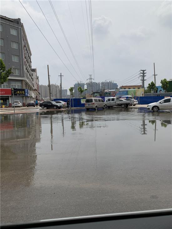 菏澤市大學路積水嚴重，施工方積極導流