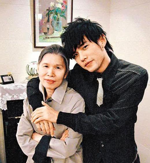 周杰伦昆凌母亲节为周妈妈亲自下厨，孝心满满，三人同框画面温馨