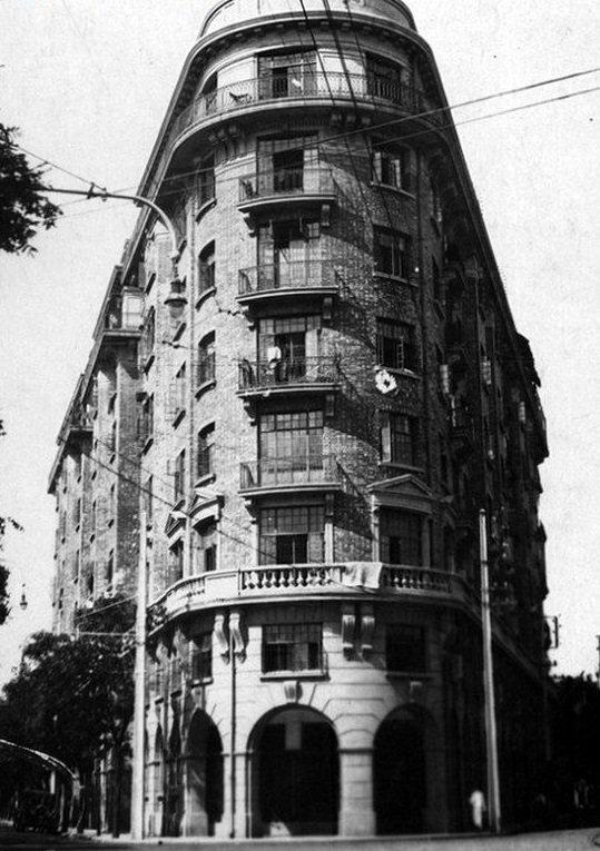 由万国储蓄会出资兴建,是上海第一座外廊式公寓大楼