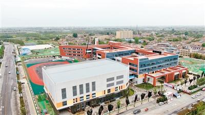 西咸国际文化教育园第一小学今年秋季投入使用，提供1620个学位
