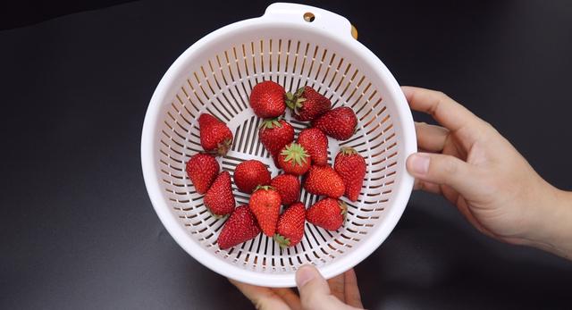 清洗草莓，这个步骤不要做错，做错等于没有洗，抓紧转达家人朋友