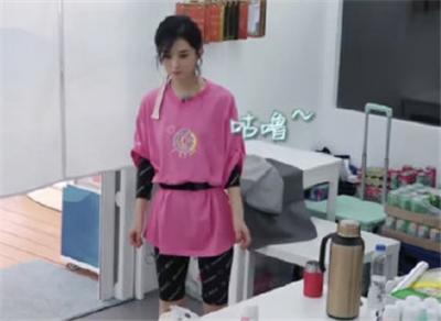赵丽颖叮嘱小常识“坏桃别吃”！《中餐厅》首例闹肚子选手已就位