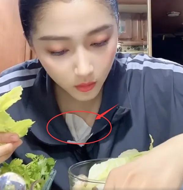 看到关晓彤吃饭的仪式感，不愧是京圈格格