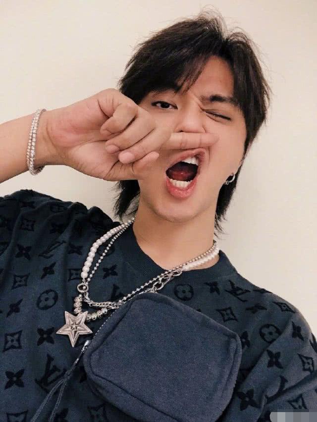 疑罗志祥化妆师回应不正当关系与小猪亲密照曝光，账号名有些暧昧