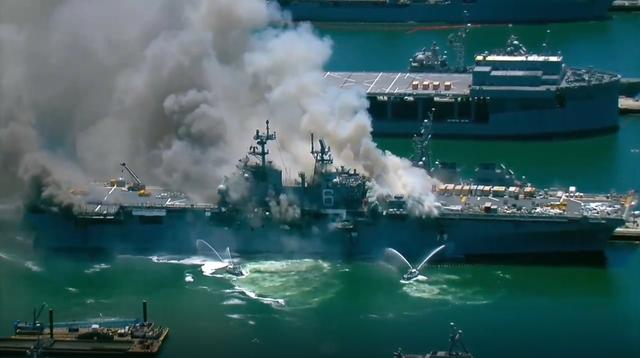 美军闪电航母港口爆炸起火，十几小时还没找到火源，可能直接报废