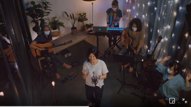 孙燕姿直播演唱《天黑黑》惹哭乐迷，谢谢你陪伴我们20年