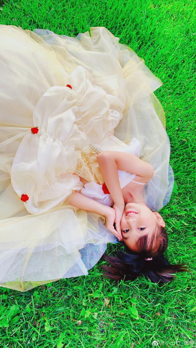 邓伦女儿小山竹近照，变瘦高小美女，与妹妹穿公主裙拍照似双胞胎