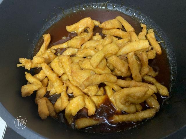 鸡胸肉别只会水煮，试试这做法，酸甜开胃，吃着超过瘾