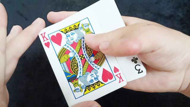 怎么用牌变魔术大全(简单纸牌魔术100个)
