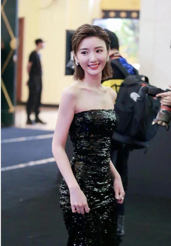 Mao Xiaotong changed the pure style "water snake waist" and was even