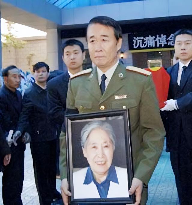 Two Special People Came To Wang Guangmei S Memorial Service General Liu Yuan Burst Into Tears