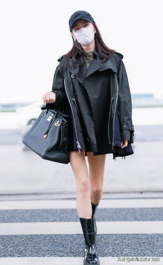 Zhang Yuqi wears a mask at the airport and wears short leather boots to ...