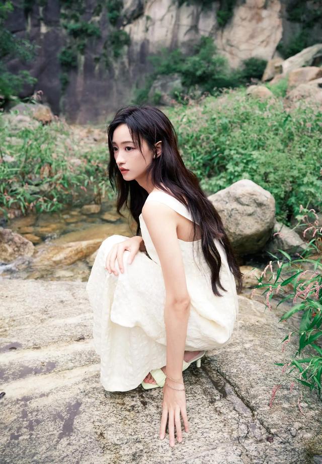 Huang Tingting is very grounded and beautiful in outdoor activities - iNEWS