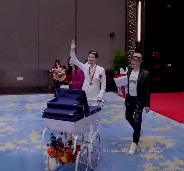 Two wellknown Hong Kong stars are too embarrassed. Chen Huimin uses