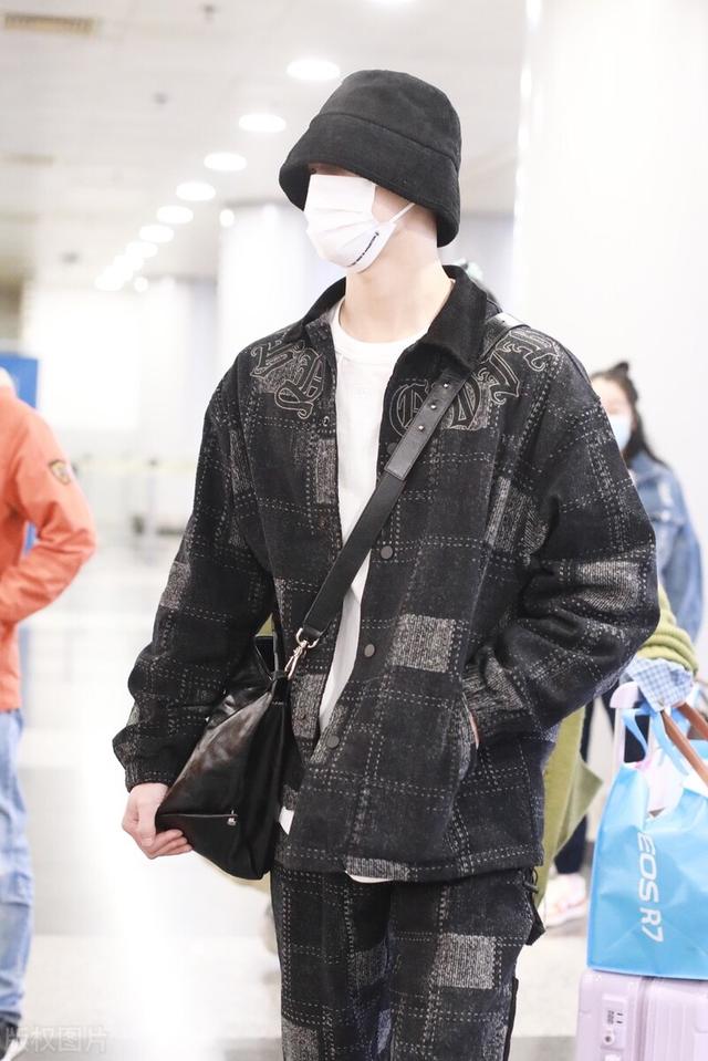 Li Yunrui appeared at the airport - iNEWS