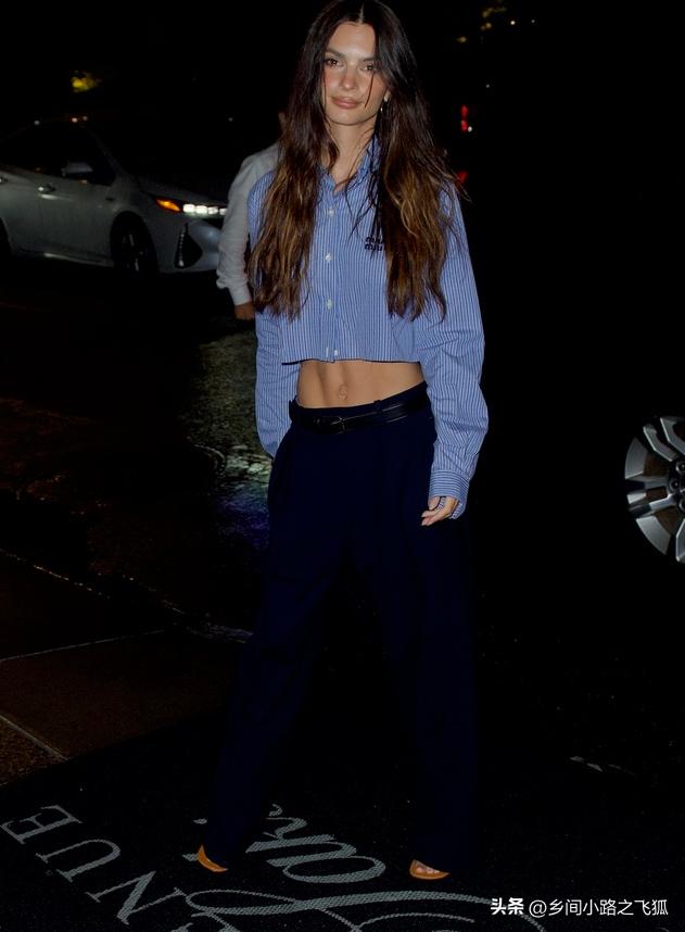 Supermodel Emily Ratajkowski shows off her figure in a blue shirt - iNEWS