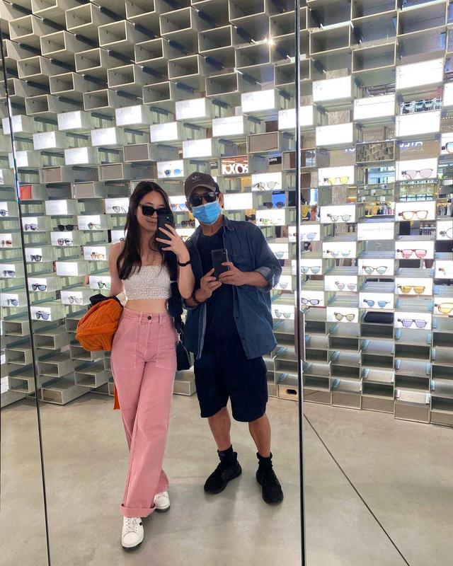 Li Lianjie accompanies his wife and daughter to go shopping - iNEWS
