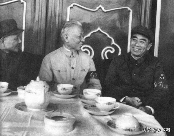 Liu Shaoqi, Zhou Enlai, Deng Xiaoping, the three great men gathered for ...
