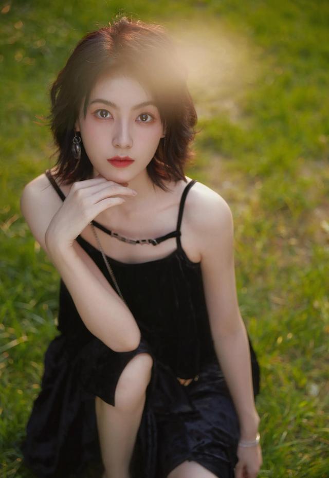 Hou Xiaotong's short curly hair and black skirt are a perfect match ...