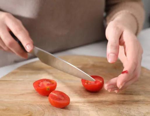 Vegetable cutting was injured and bandaged indiscriminately, and ...