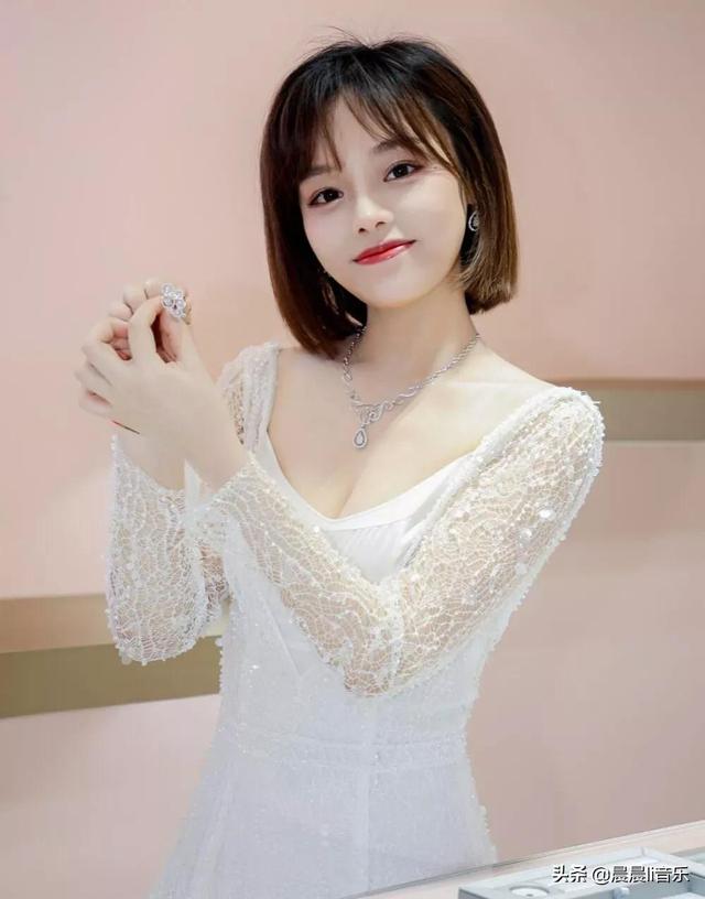 How Did Huang Xiaoyun The Original Singer Of The Sea Of Stars Get To The Point Of Being 