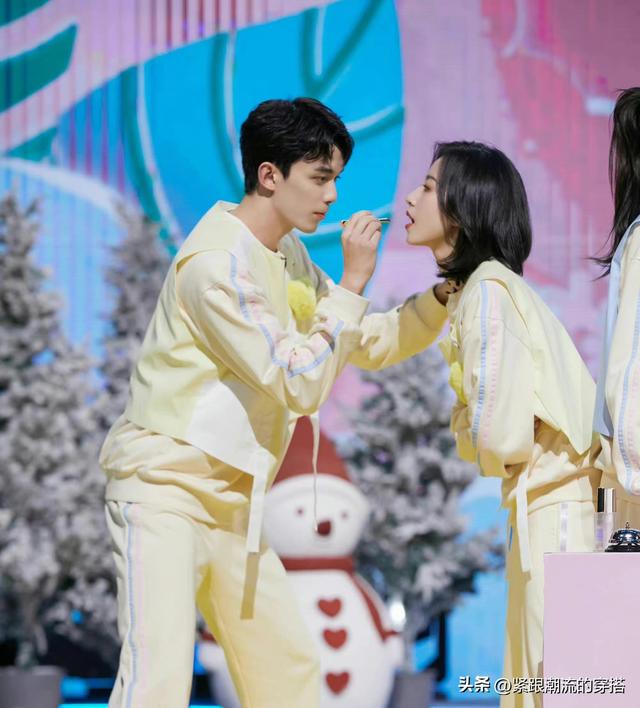 Wu Lei puts on lipstick for Zhou Yutong, the picture is so sweet, and ...