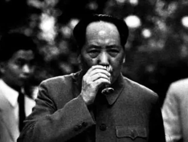 In 1950, Mao Zedong inspected the Northeast. After eating a meal, he ...