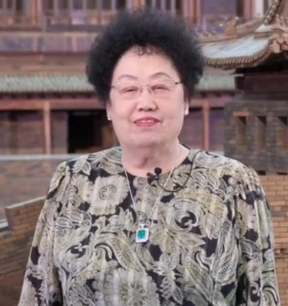 81-year-old Chen Lihua appeared wearing emeralds, with a net worth of