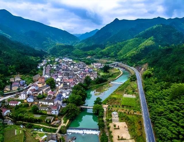 Driving along the S302 in western Zhejiang, we arrived at Hengcun Town ...