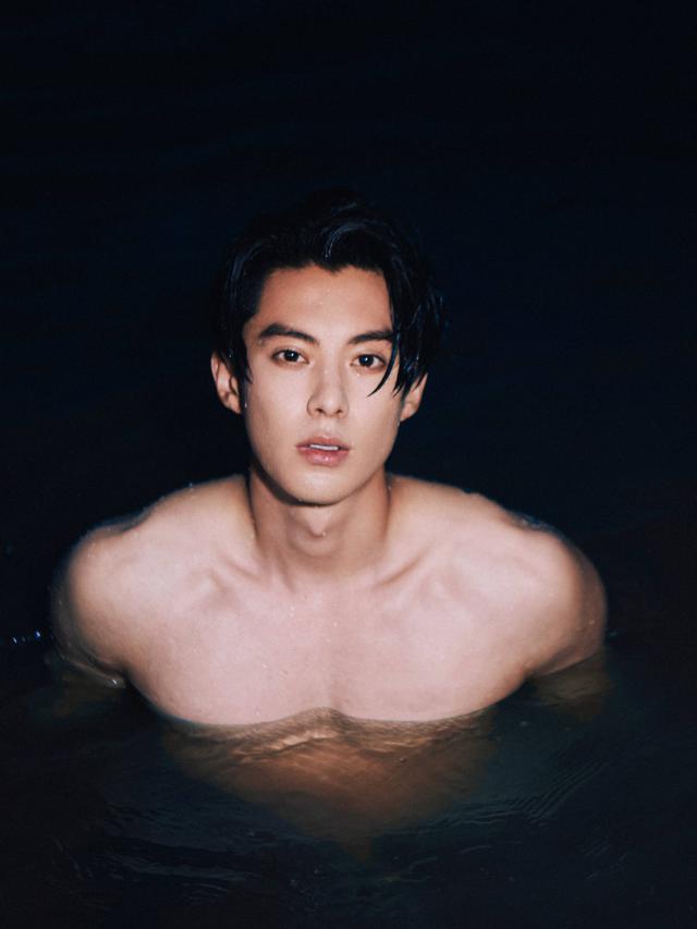 Wang Hedi's swimming pool wet body photo bid farewell to 