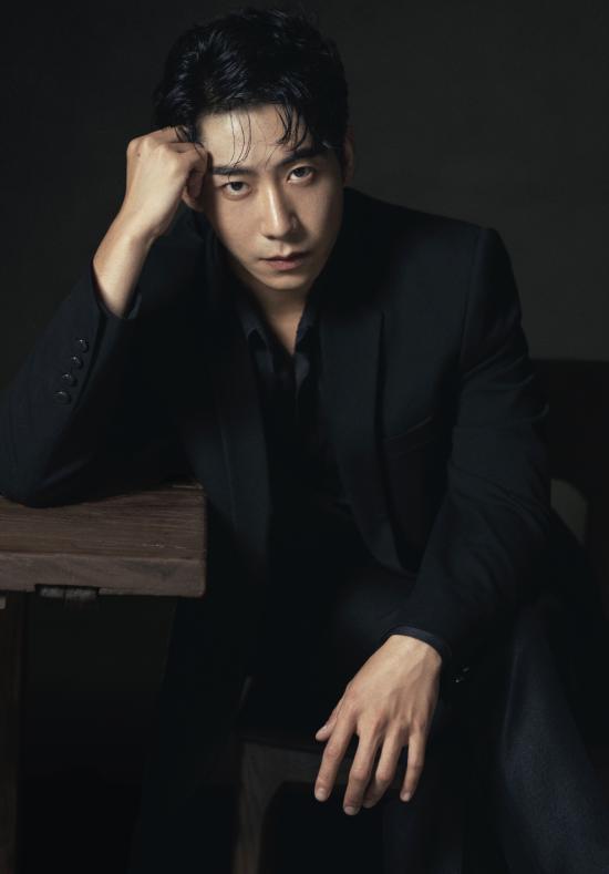 Young actor Zhou Hanghang is a powerful faction who is pursuing his