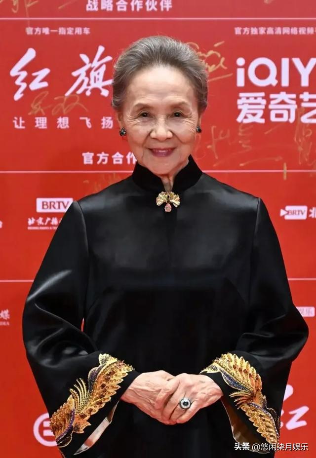 Watching 85-year-old Wu Yanshu walking the red carpet, she is graceful ...