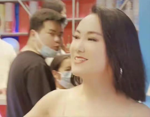 46-year-old Zhou Yanhong appeared in a busy city, but his face was so ...