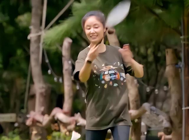 47 Year Old Ruby Lin Is Too Old To Recognize Wearing A Loose T Shirt