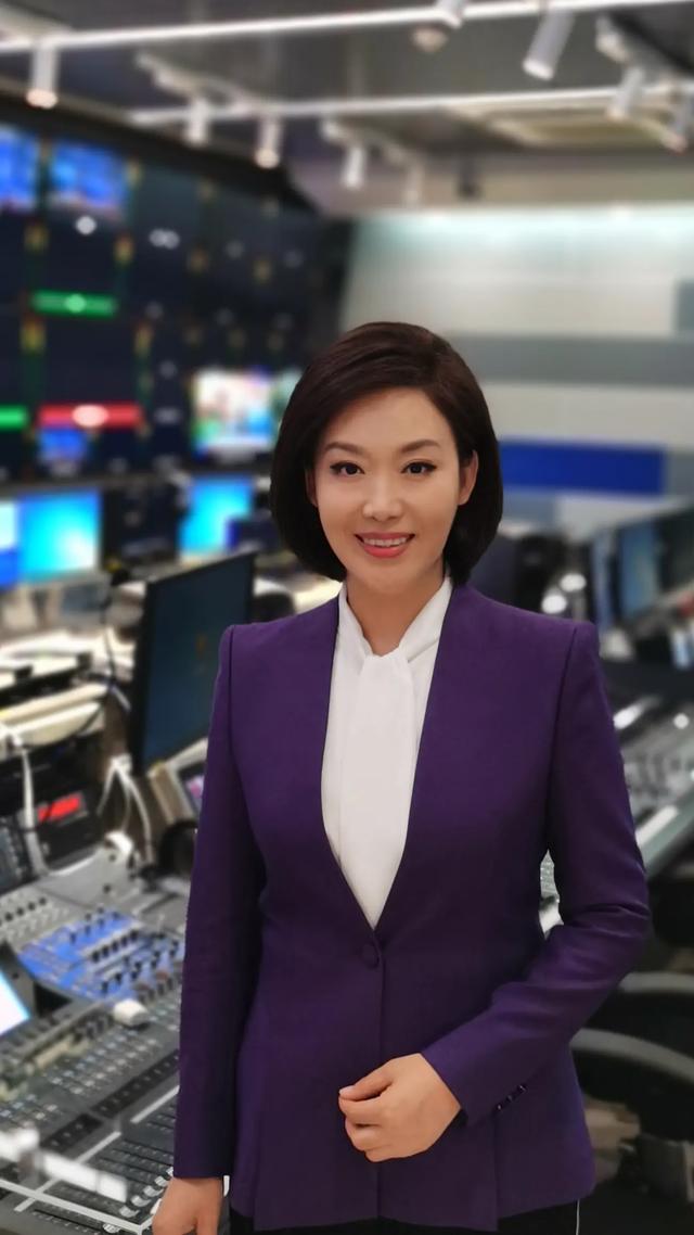 CCTV anchor Zheng Li: Married to an ordinary husband despite being so ...