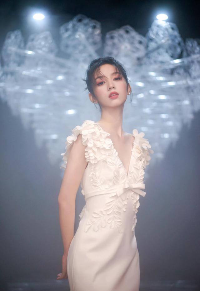 Zhou Yehao is suitable for wearing a white dress, with an elegant and ...
