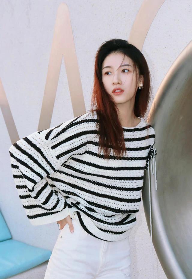 Du Yuchen wears black and white striped sweater, very beautiful - iNEWS