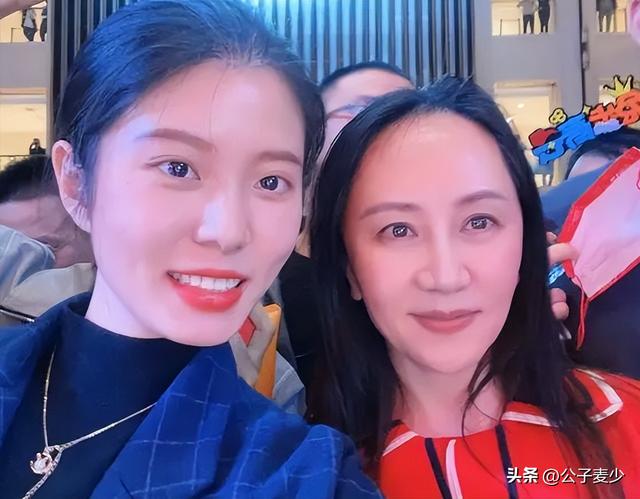 Meng Wanzhou took a photo with Internet celebrity Han!2 marriages and 4 ...