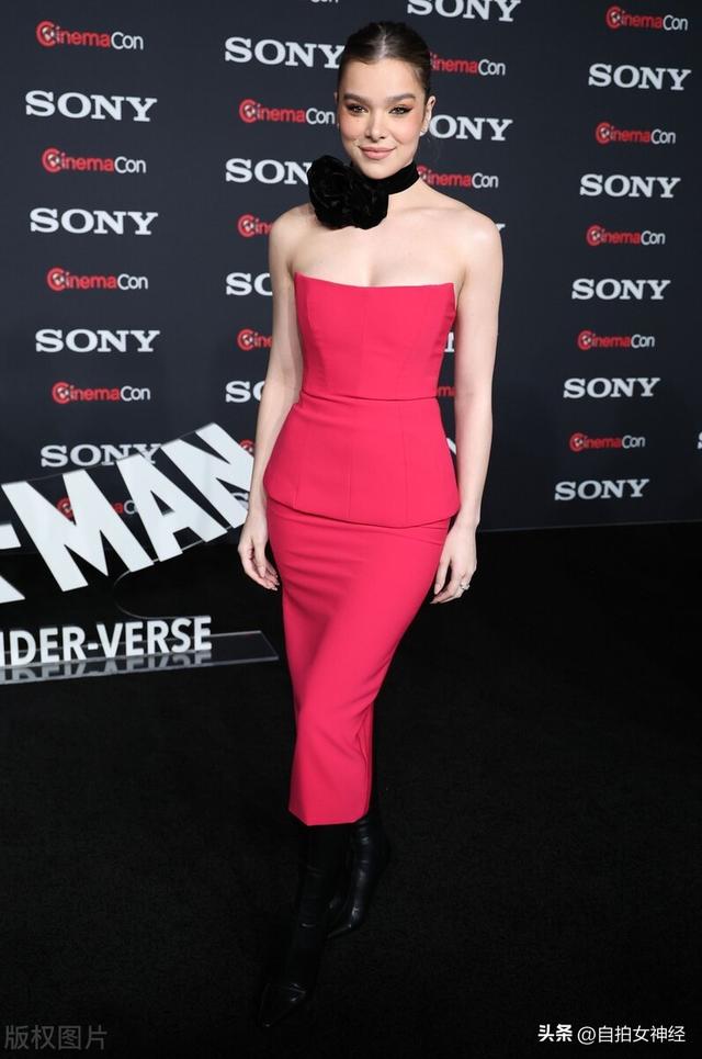 Hailee Steinfeld Wears A Rose Red Tube Top Rose Red Half Skirt Flower Necklace Beautiful And
